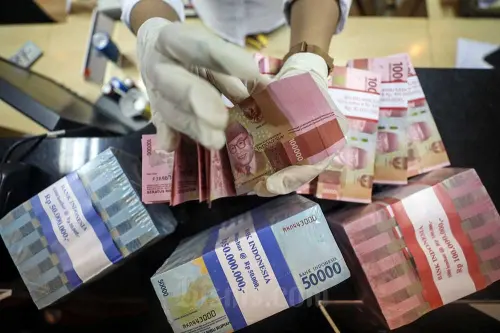 Rekening Dolar AS Melesat 185%, Rupiah Masih Kuasai Simpanan Nasional